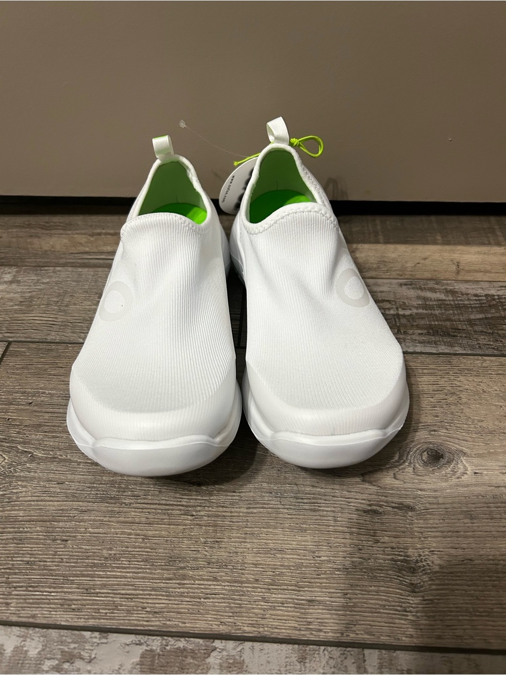 OOFOS OOmg Sport Low Recovery Shoes in white slip on
